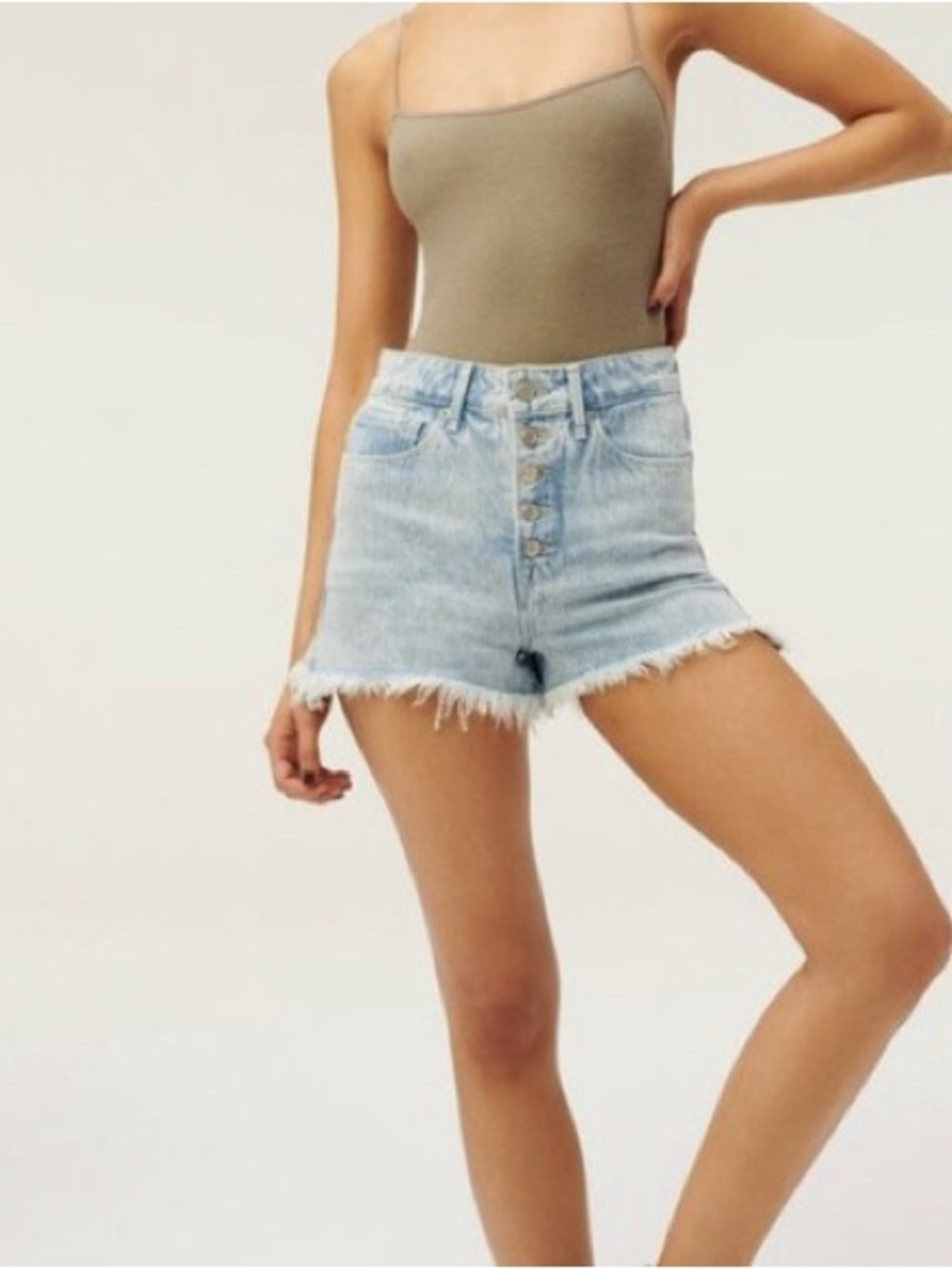 Good American Bombshell Short Exposed Button In Light Blue Frayed